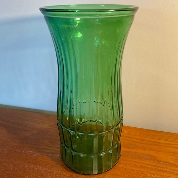 Vintage E.O. Brody Company Ribbed Green Glass Flower Vase 9.5” - Picture 4 of 16